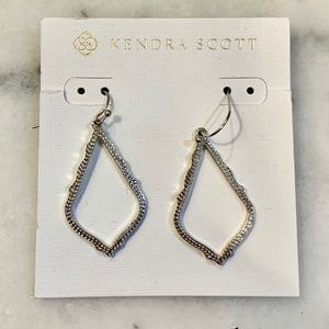 NWOT Kendra Scott Sophia Drop Earrings in Silver